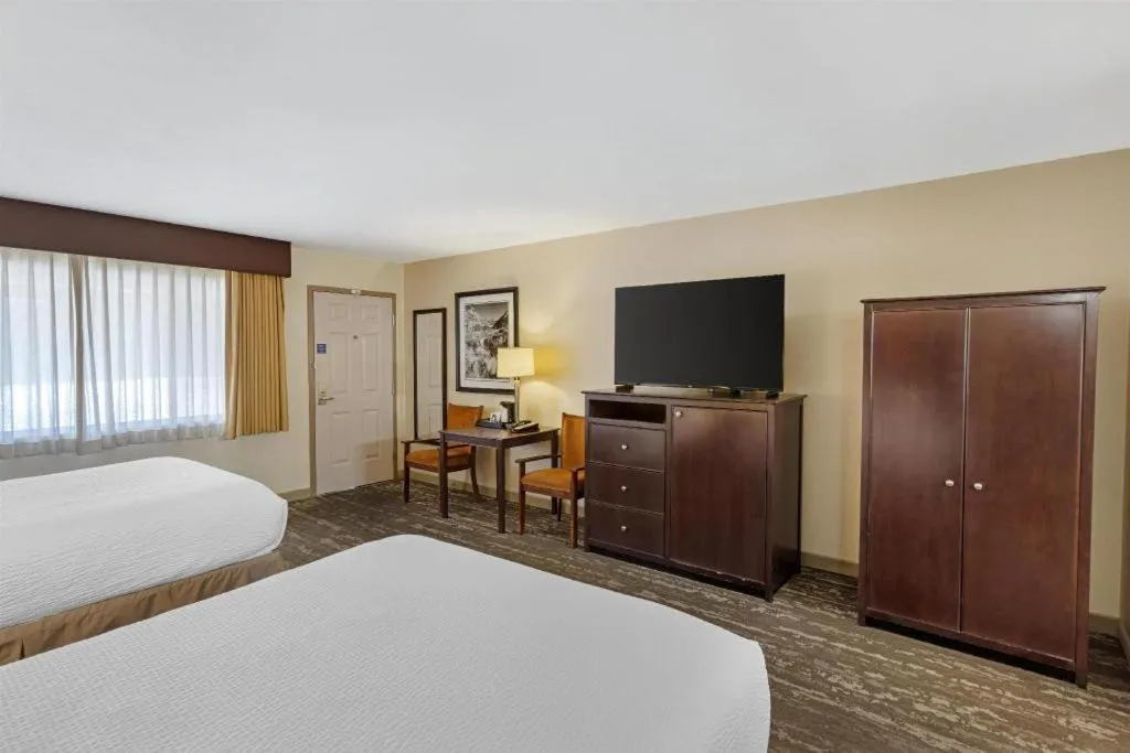 Bed in Best Western Frontier Motel