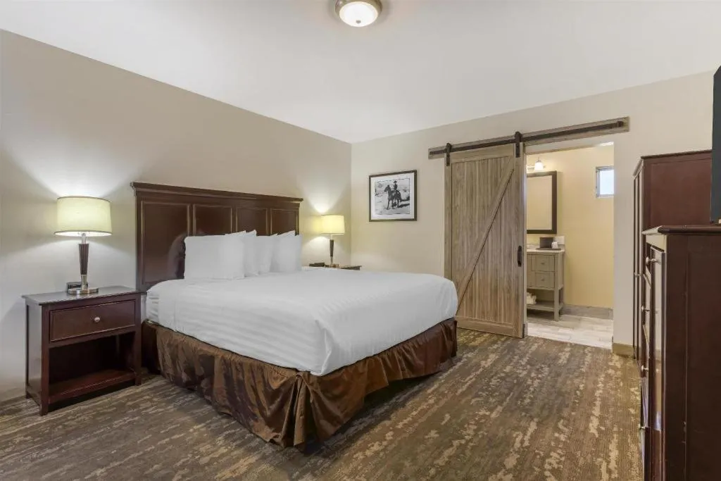 Bed in Best Western Frontier Motel