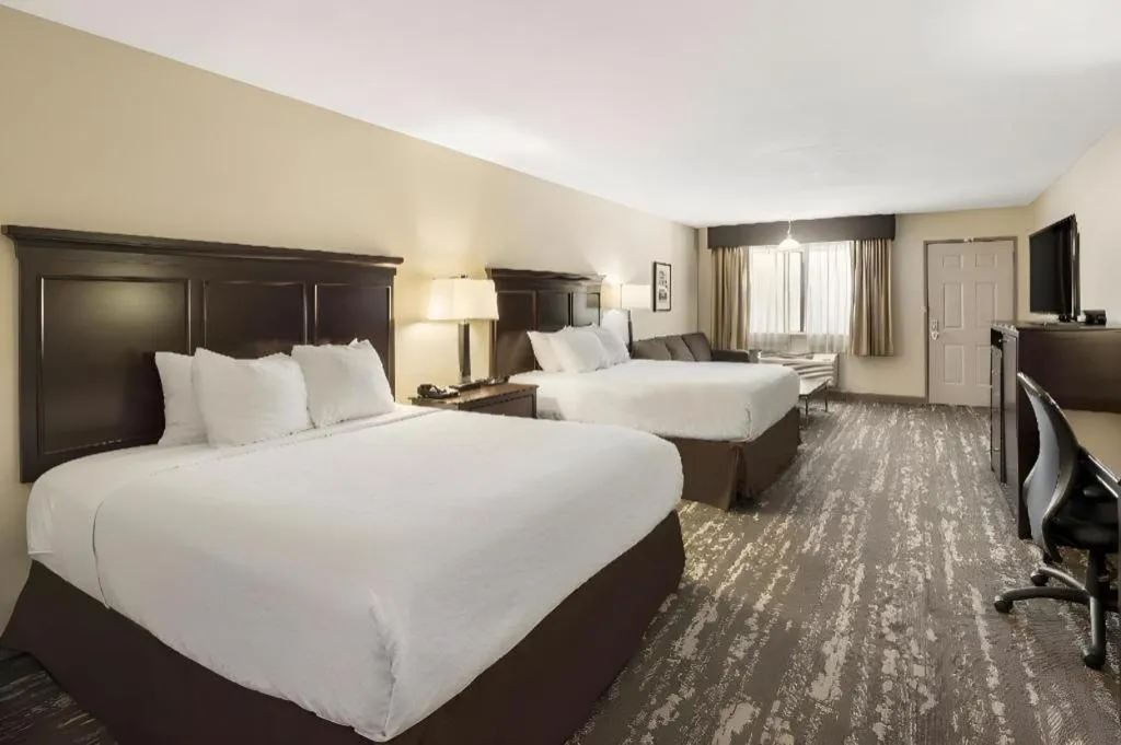 Bed in Best Western Frontier Motel