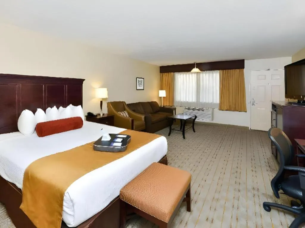 Bed in Best Western Frontier Motel