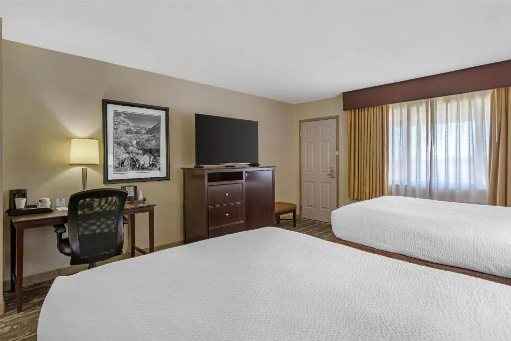 Bed in Best Western Frontier Motel