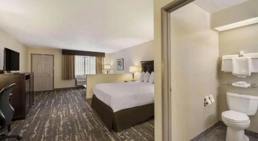 Bed in Best Western Frontier Motel