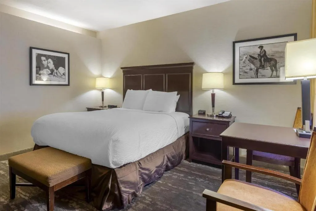 Bed in Best Western Frontier Motel