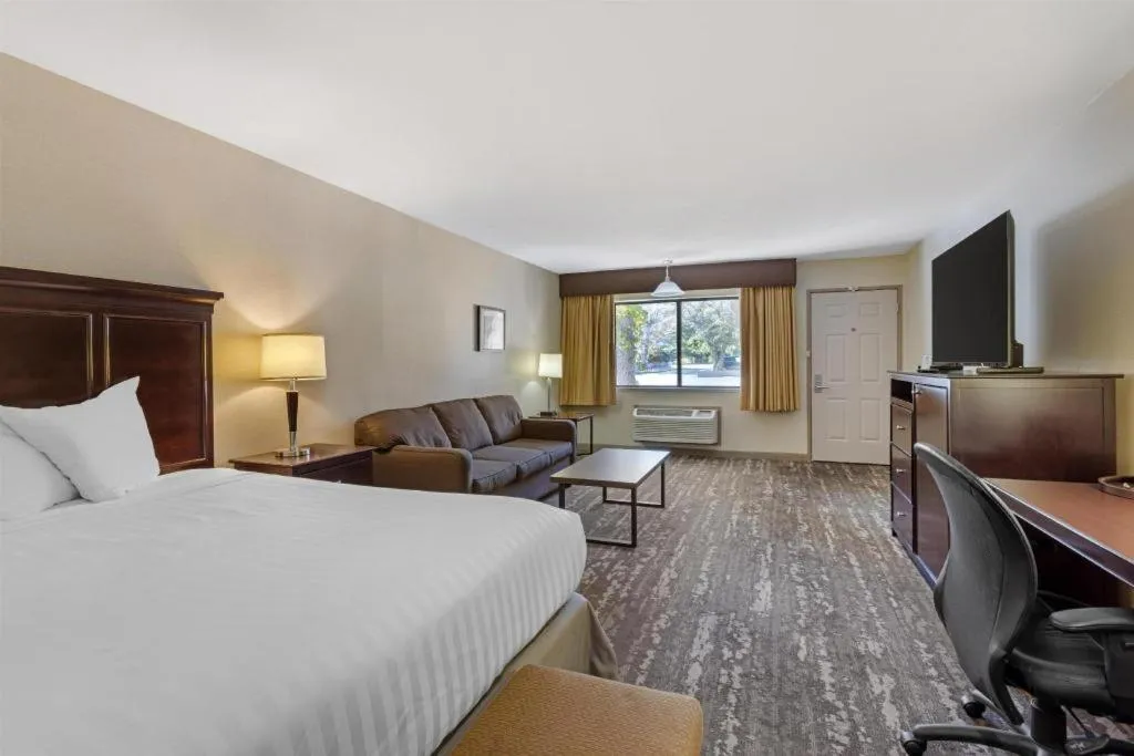 Bed in Best Western Frontier Motel