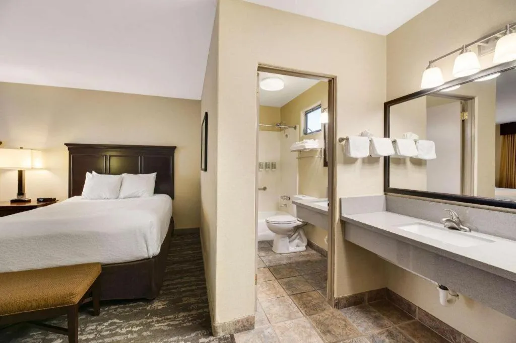 Bed in Best Western Frontier Motel