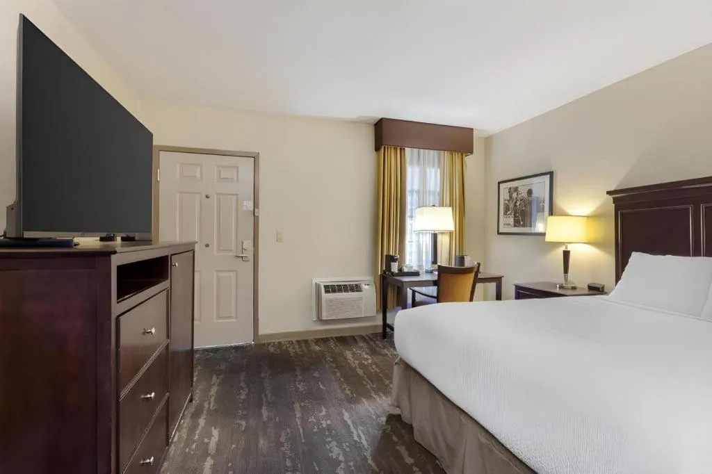 Bed in Best Western Frontier Motel