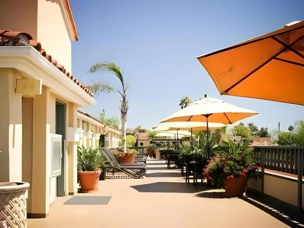 Laguna Brisas - A Beach Hotel