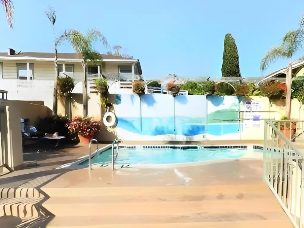 Laguna Brisas - A Beach Hotel