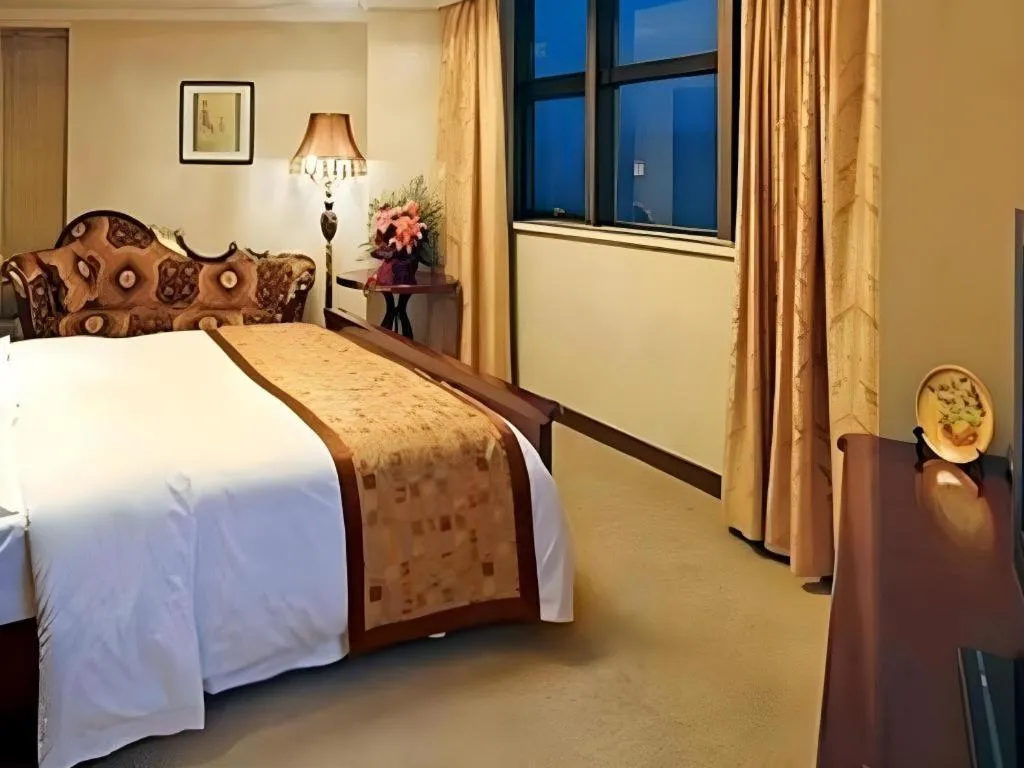 Bed in Xian Empress Hotel