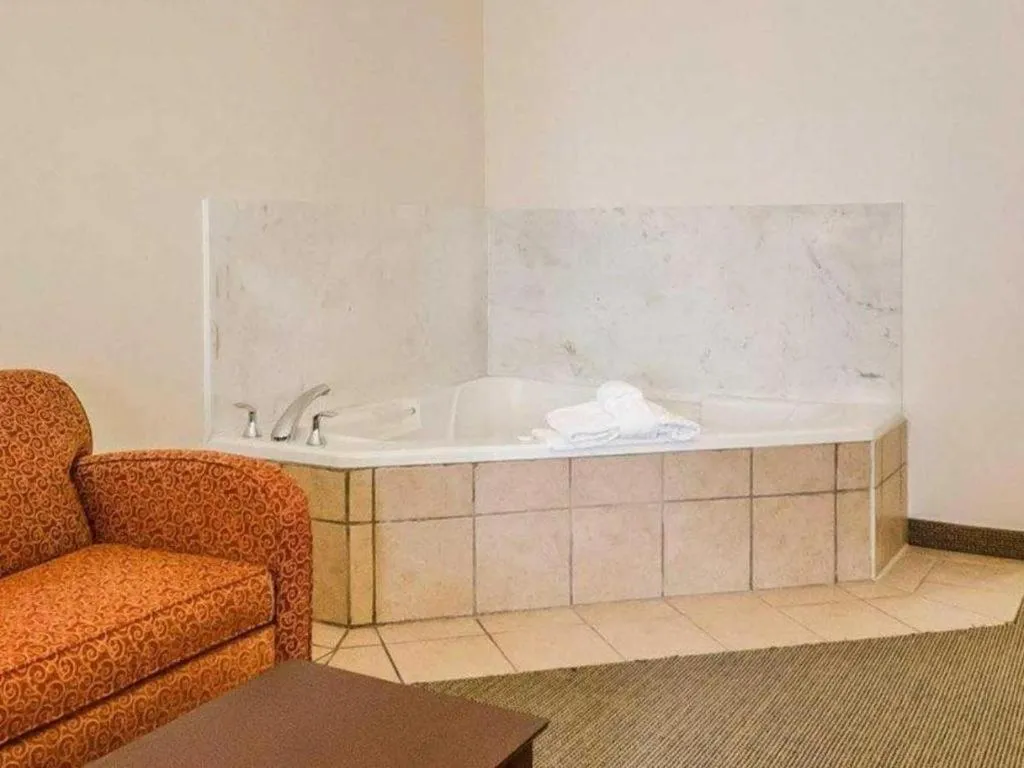 Quality Suites Jeffersonville - Louisville North