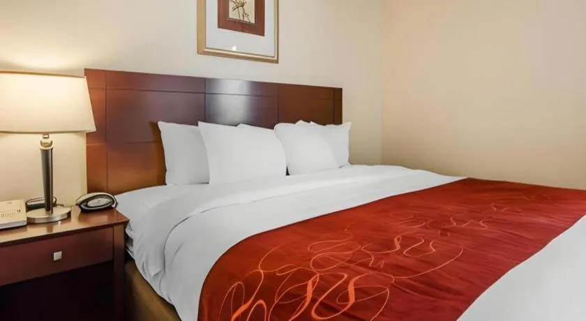 Bed in Quality Suites Jeffersonville - Louisville North