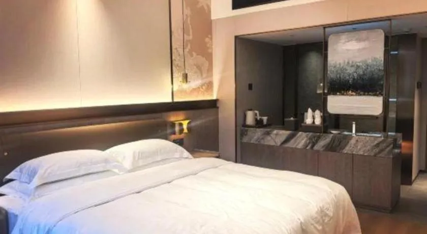 Bed in Fujian Galaxy Garden Hotel