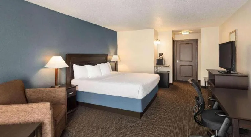 Bed in AmericInn by Wyndham La Crosse Riverfront-Conference Center
