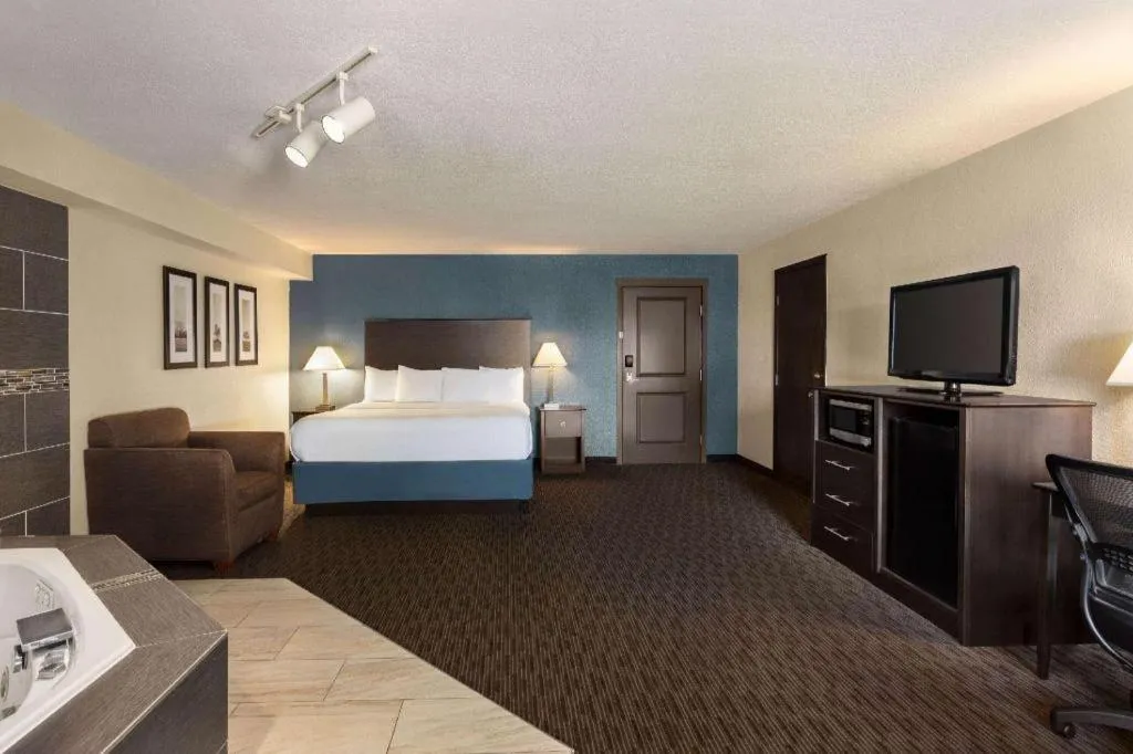 Bed in AmericInn by Wyndham La Crosse Riverfront-Conference Center
