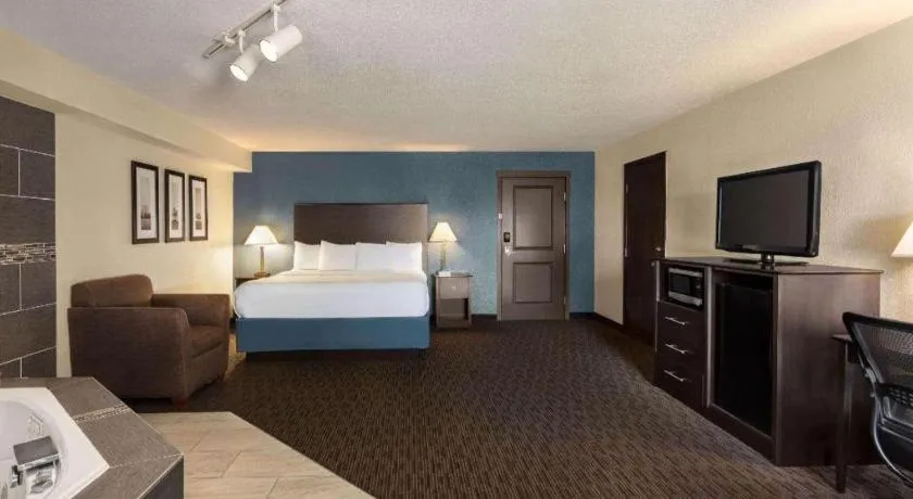 Bed in AmericInn by Wyndham La Crosse Riverfront-Conference Center