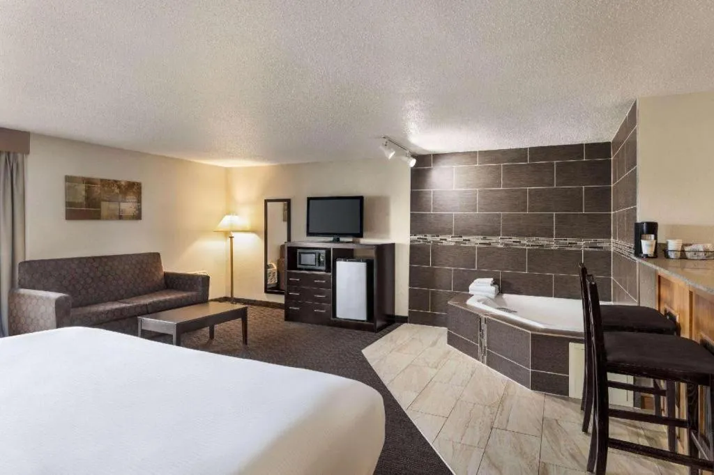 Bed in AmericInn by Wyndham La Crosse Riverfront-Conference Center