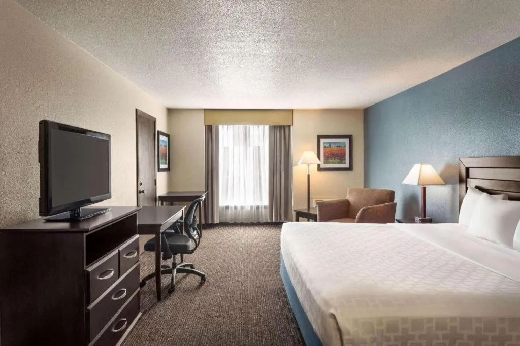 Bed in AmericInn by Wyndham La Crosse Riverfront-Conference Center