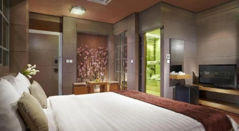 Bed in Amos Cozy Hotel Melawai