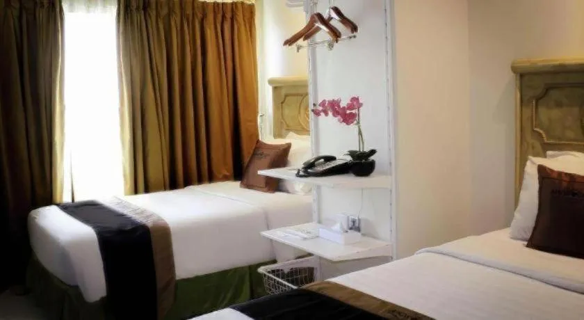 Bed in Amos Cozy Hotel Melawai