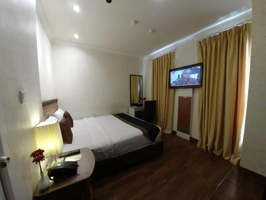Bed in Amos Cozy Hotel Melawai