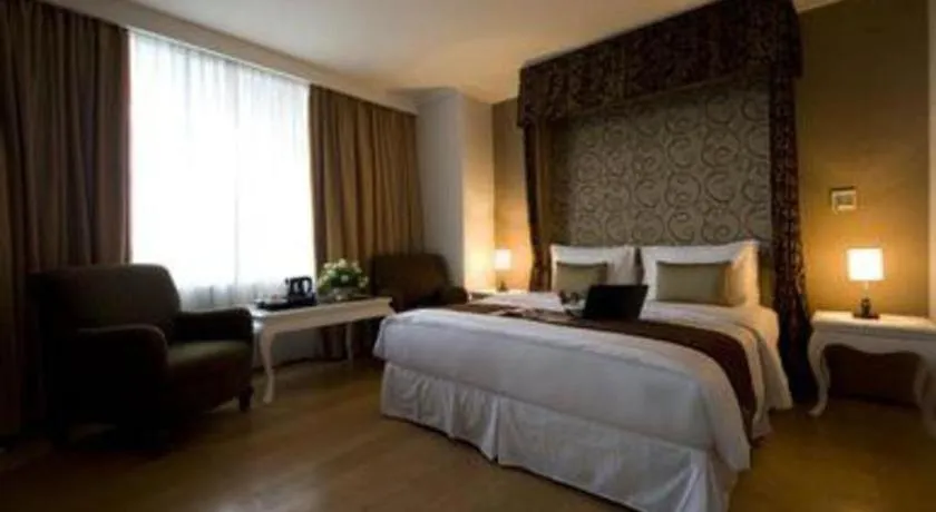 Bed in Amos Cozy Hotel Melawai