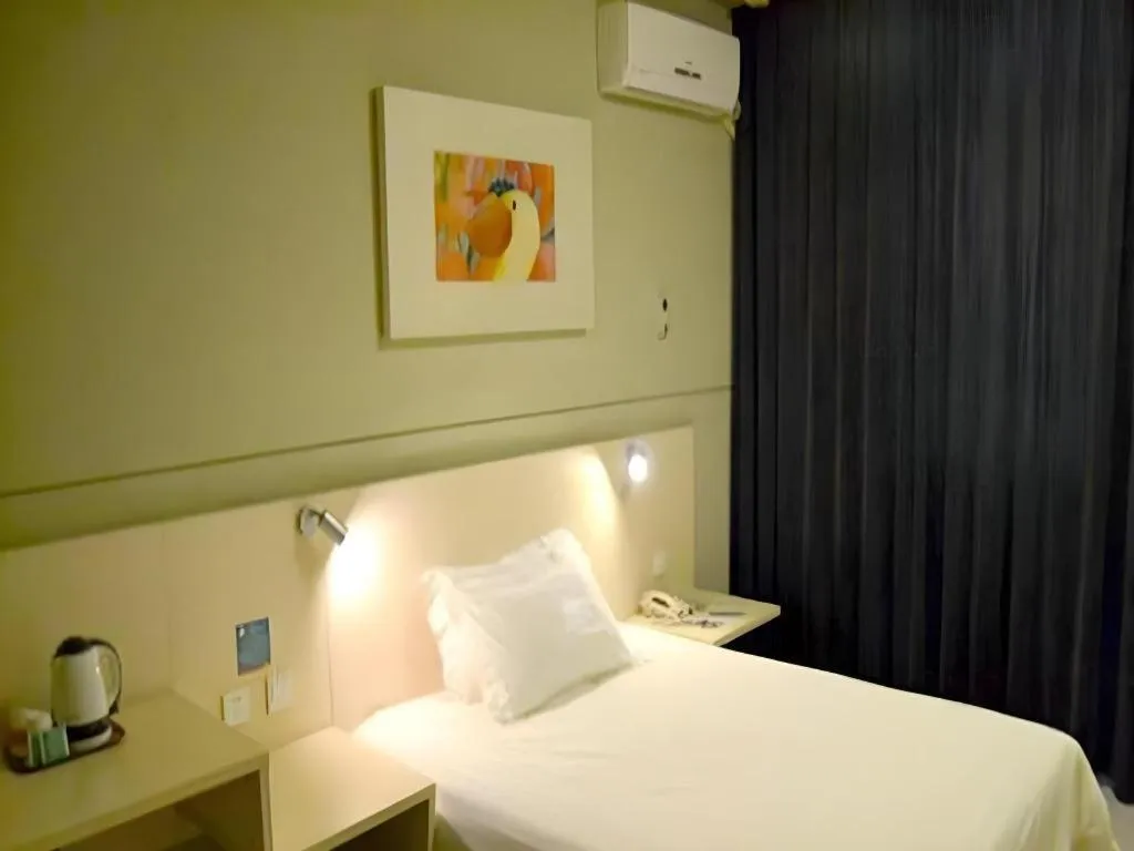 Bed in Jinjiang Inn E'ling Cultural and Creative Second Factory