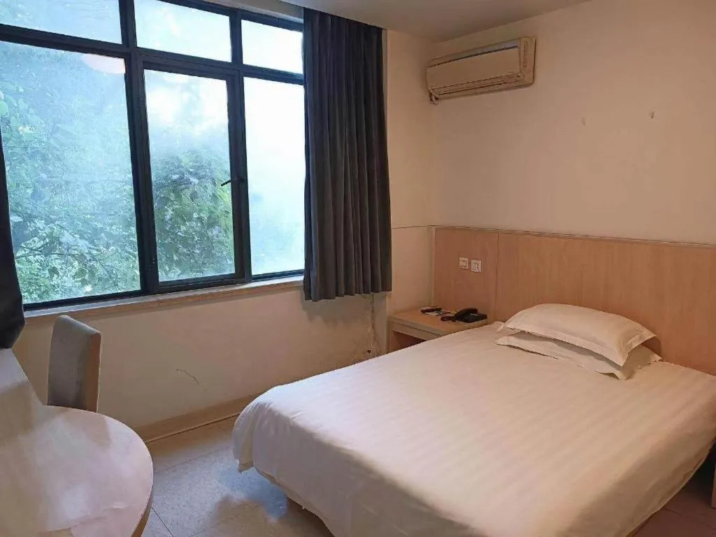 Bed in Jinjiang Inn E'ling Cultural and Creative Second Factory