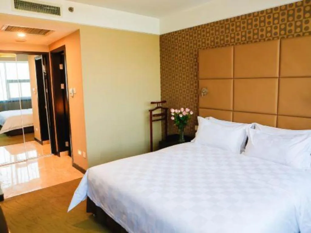 Bed in Zibo Blue Horizon International Hotel