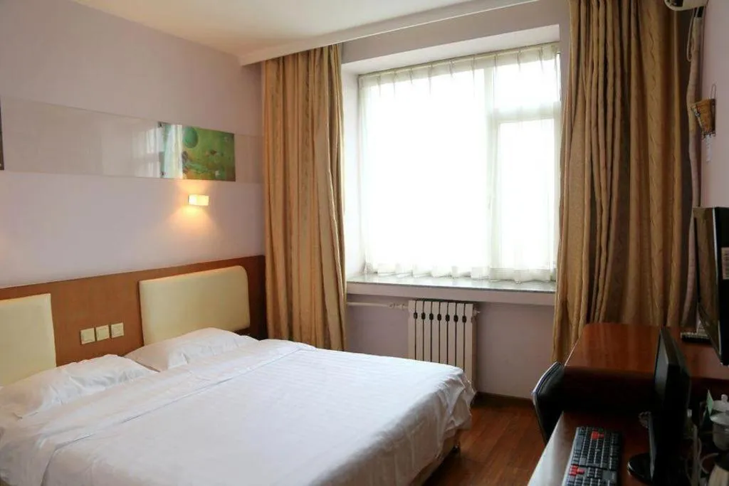 Bed in Super 8 Hotel Beijing International Exhibition Center