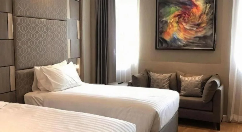 Bed in Sri U-Thong Grand Hotel