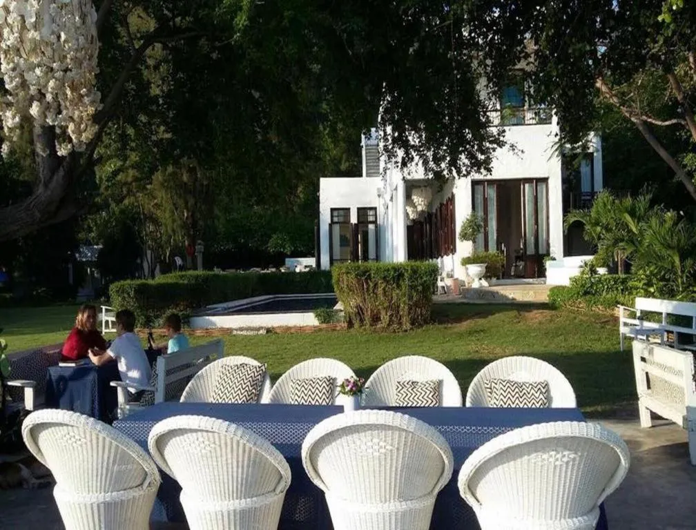 Brassiere Beach Hotel