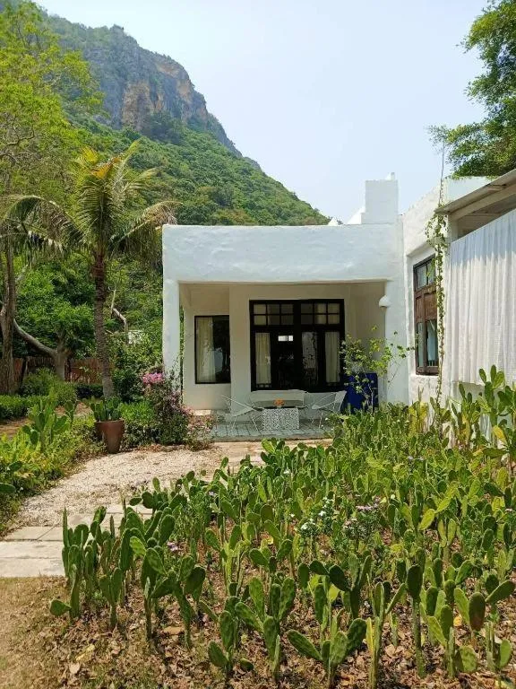 Brassiere Beach Hotel