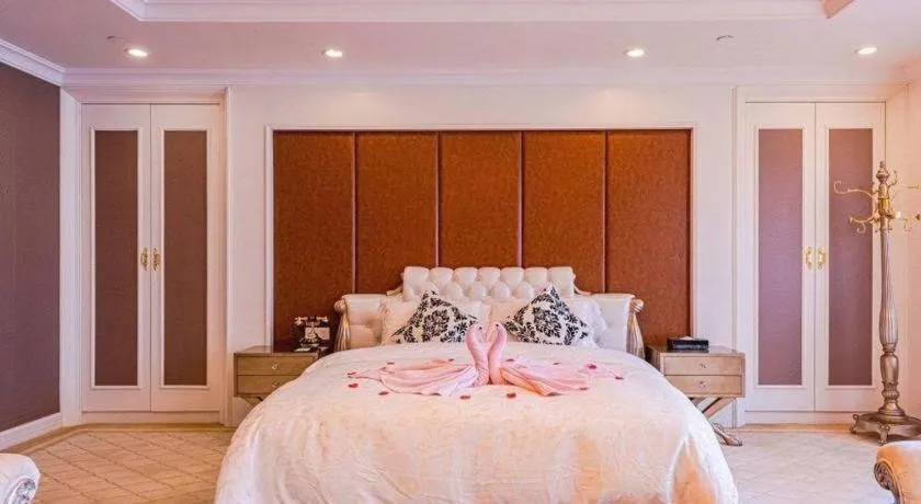 Bed in Dongguan Castfast Hotel