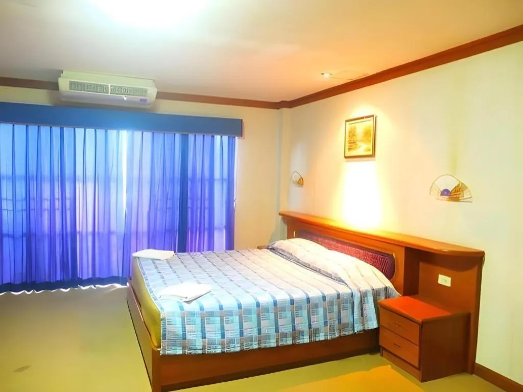 Bed in Sea Falcon on the Water