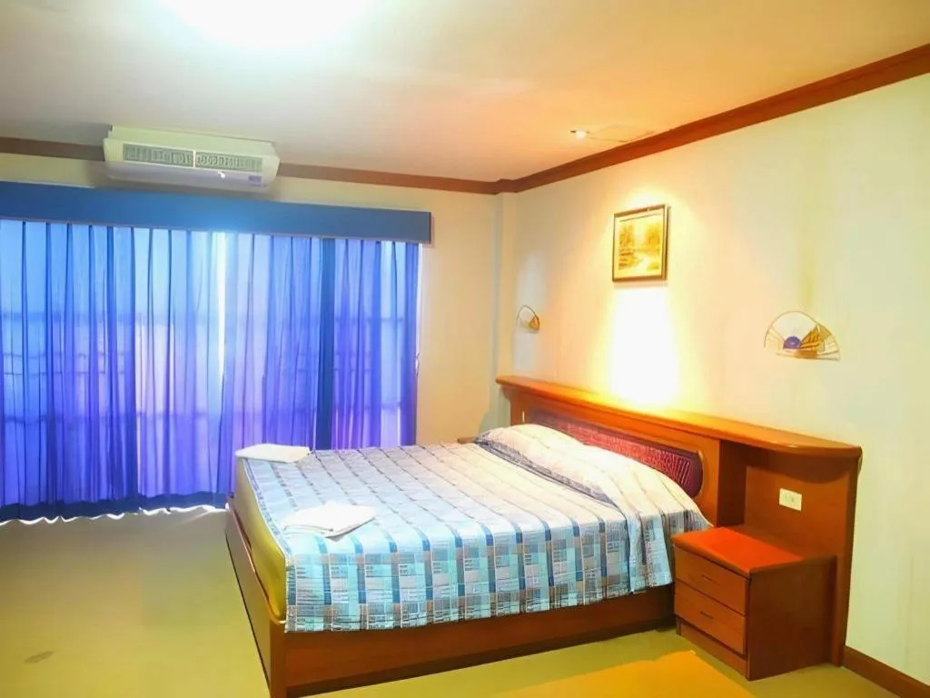 Bed in Sea Falcon on the Water