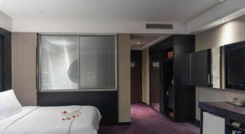 Bed in Urumqi Bayinhe Hotel