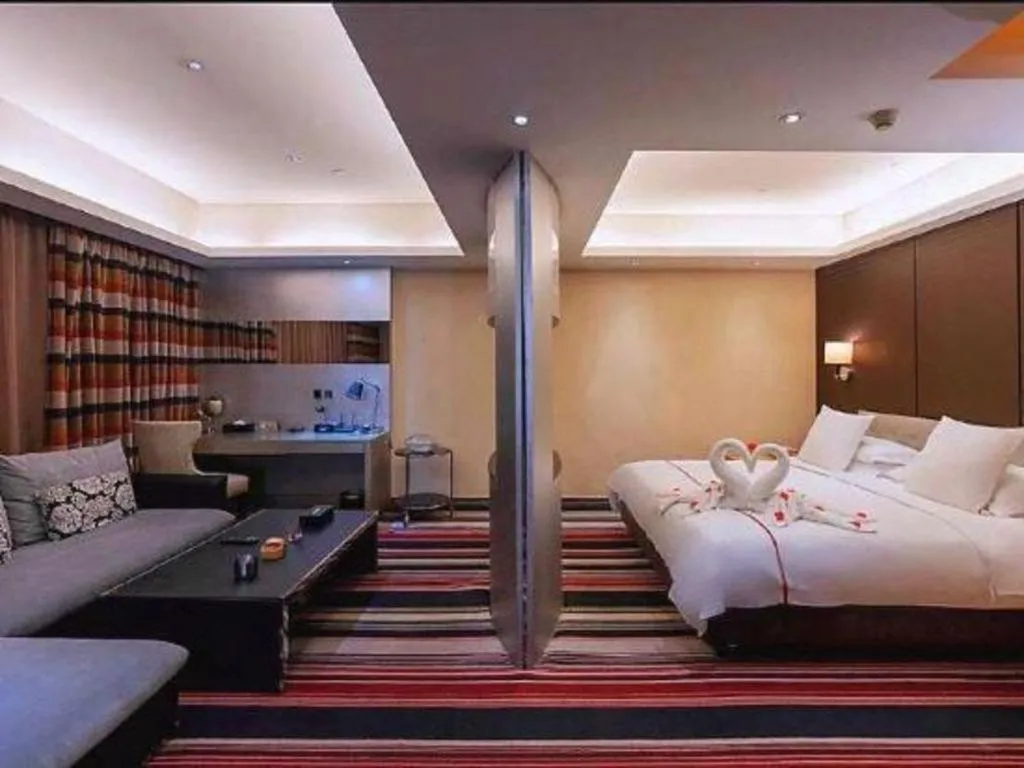 Bed in Urumqi Bayinhe Hotel