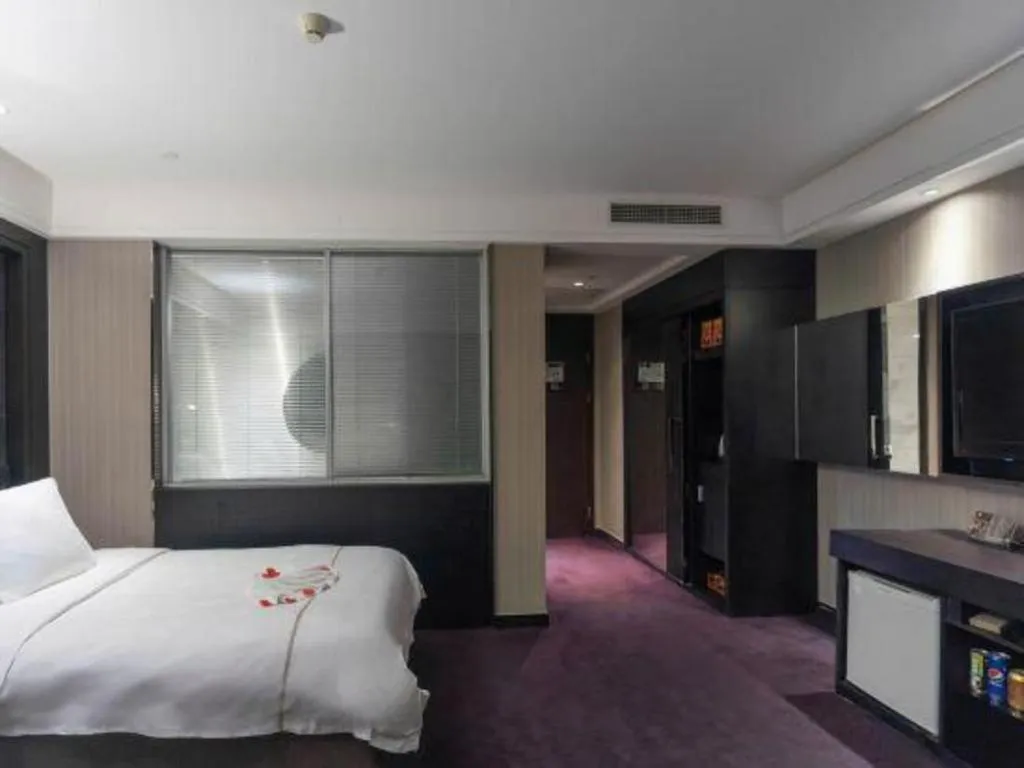 Bed in Urumqi Bayinhe Hotel