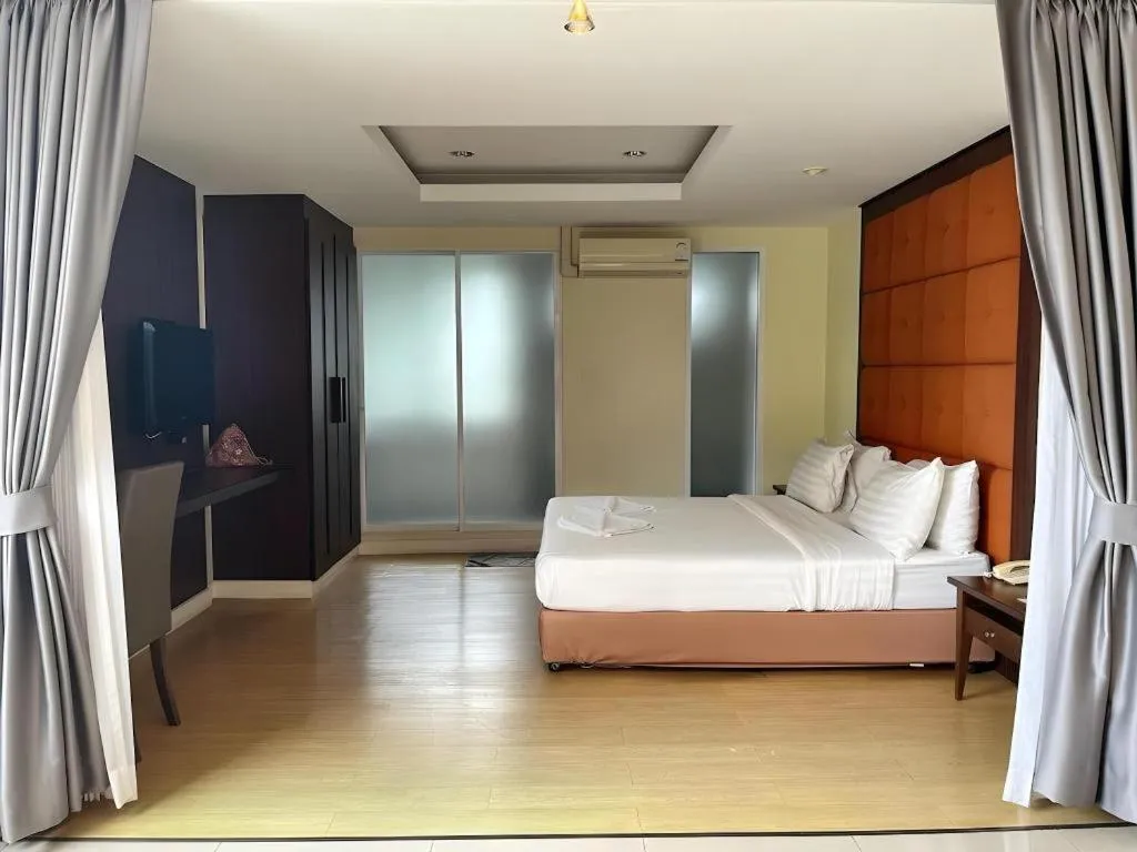 Bed in Laemchabang City Hotel
