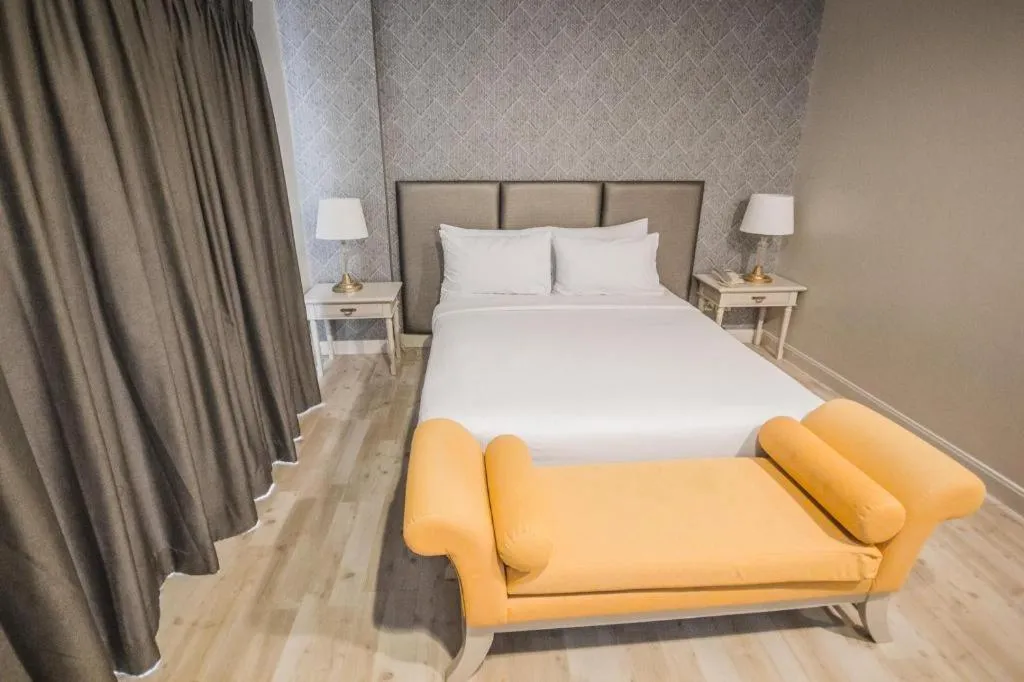 Bed in Romance Hotel Srinakarin