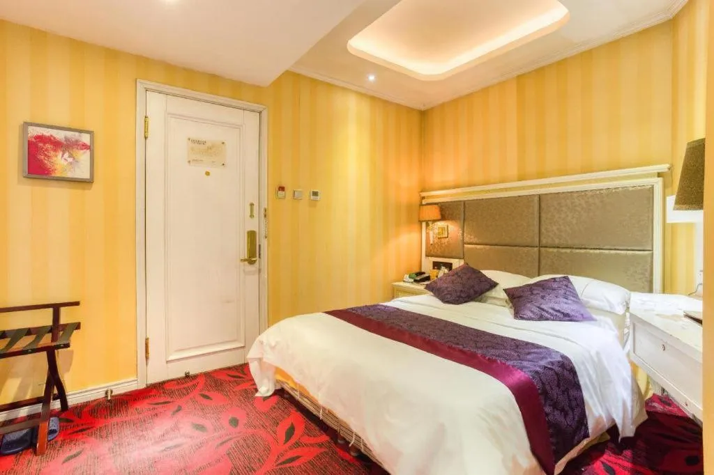 Bed in Changchun Global Hotel