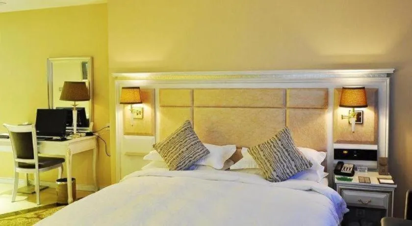 Bed in Changchun Global Hotel