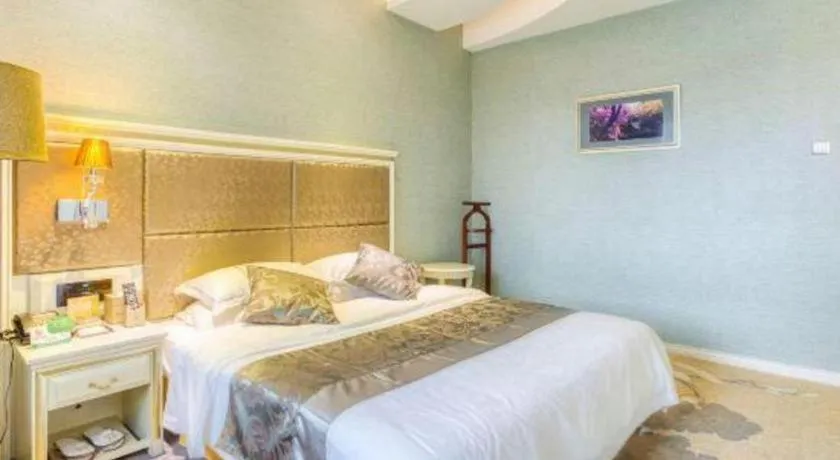 Bed in Changchun Global Hotel