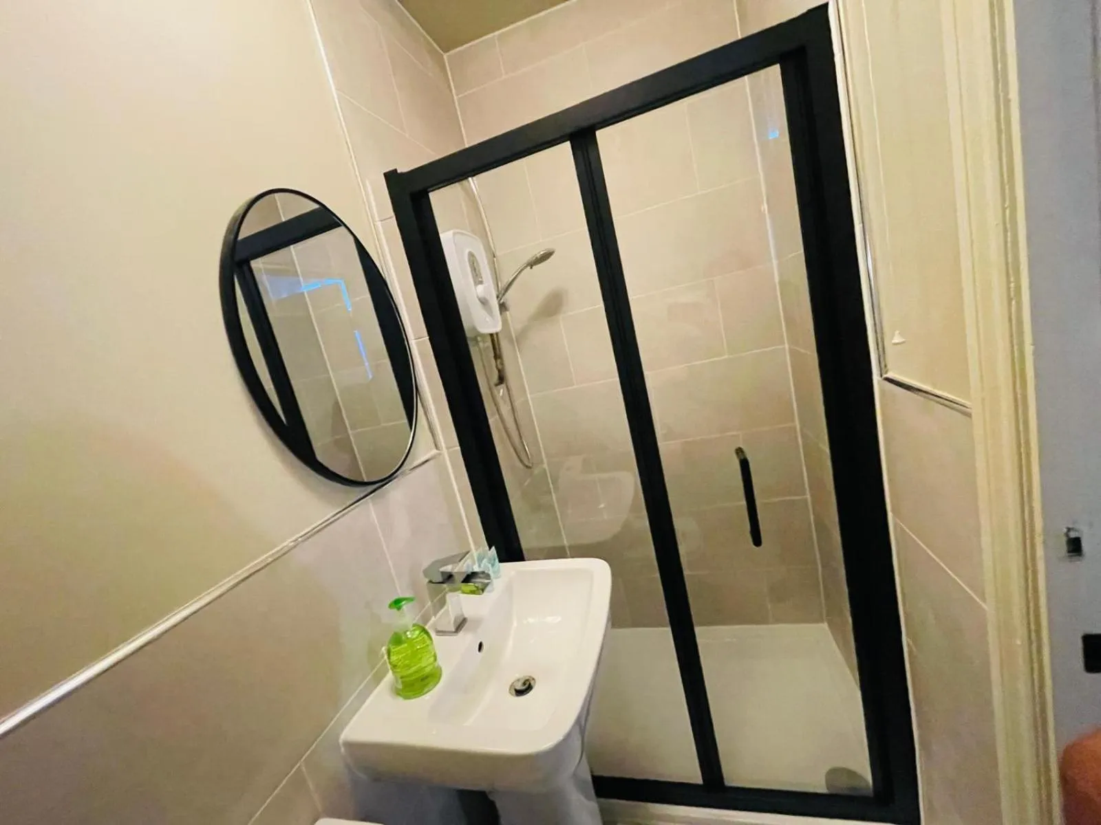 Shower in Eurobar & Hotel