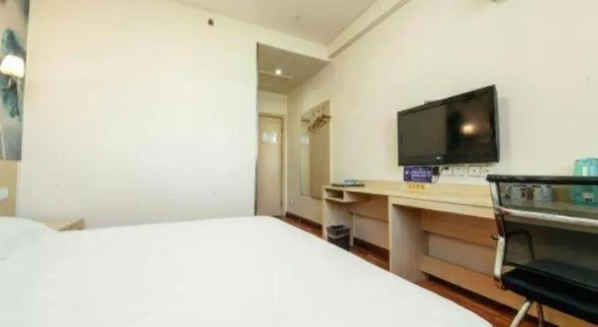 Bed in Super 8 Hotel Jinan Railway Station Square