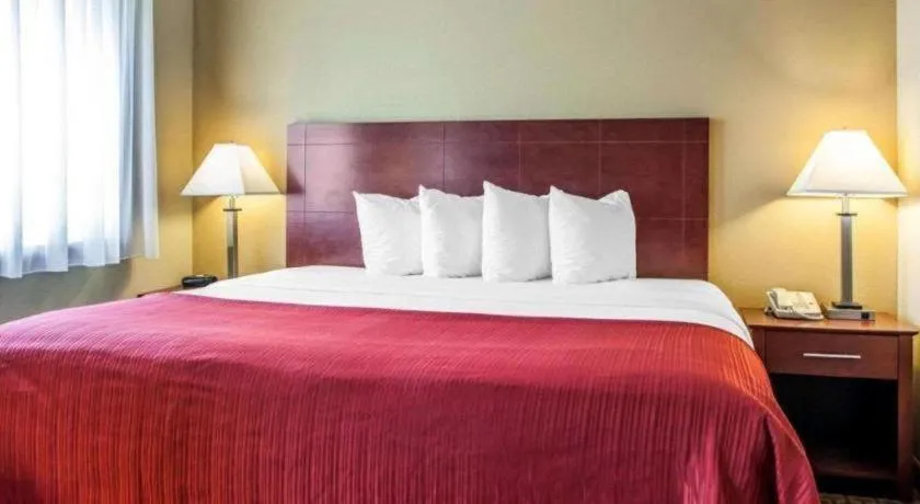 Bed in Quality Inn & Suites Davenport near I-80