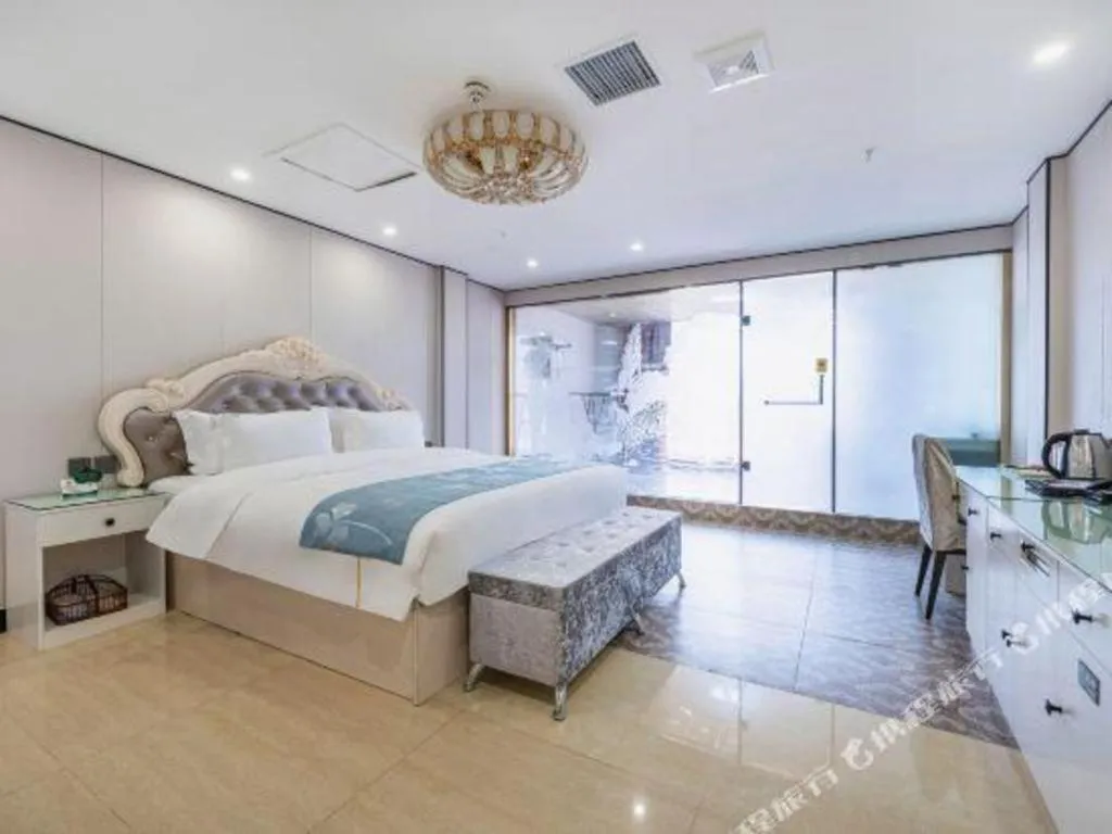 Bed in Aksu Pudong Holiday Hotel