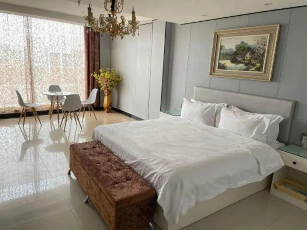 Bed in Aksu Pudong Holiday Hotel