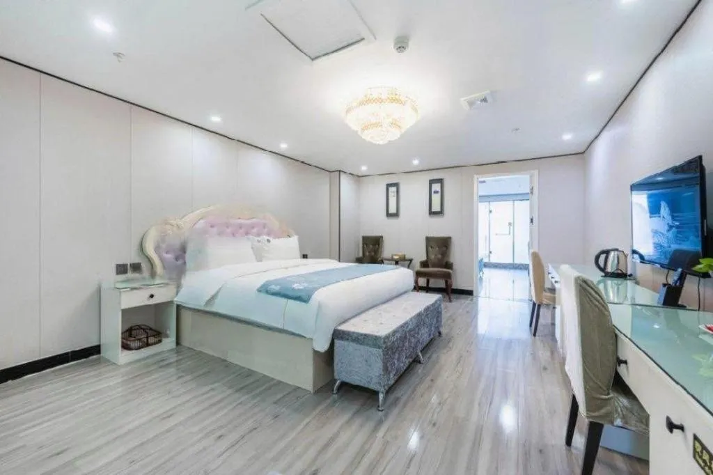 Bed in Aksu Pudong Holiday Hotel