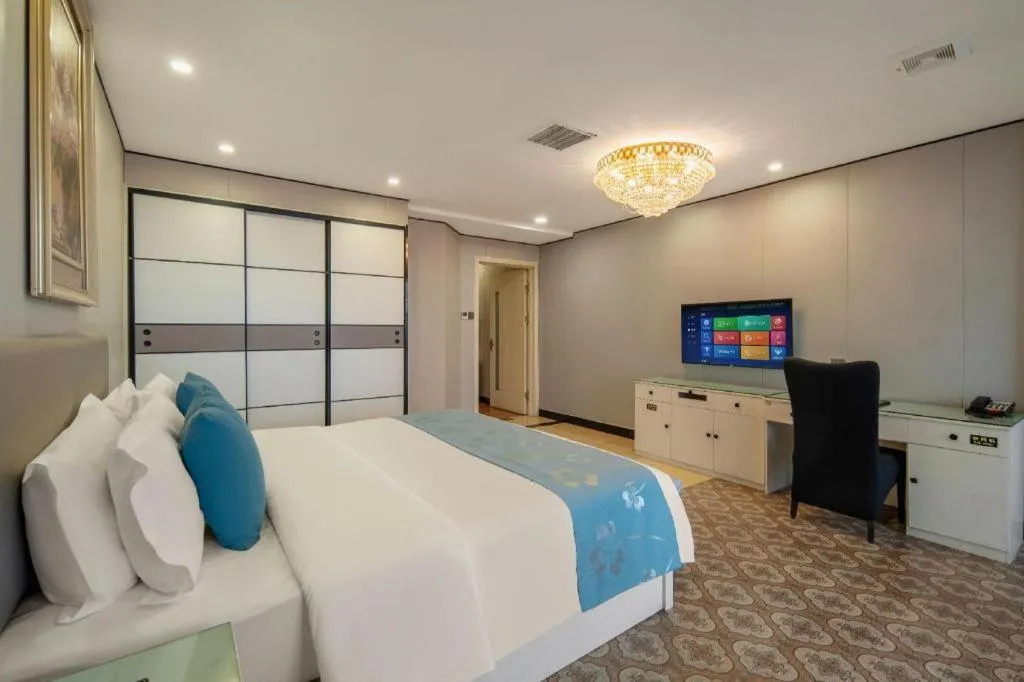 Bed in Aksu Pudong Holiday Hotel